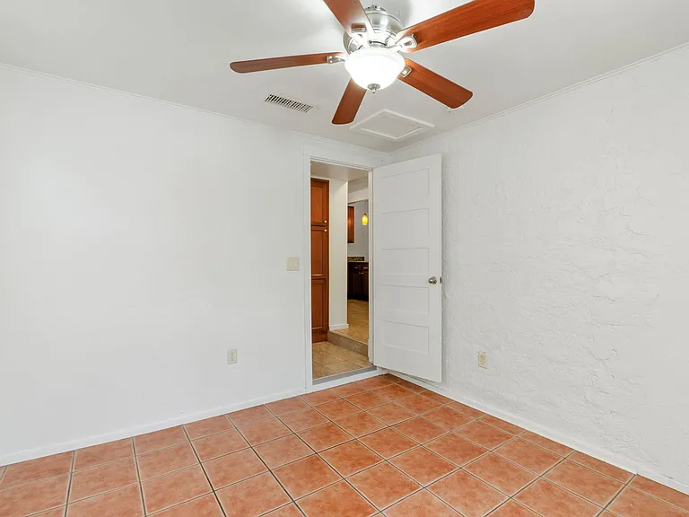 1121 E 9th St #1 — Photo 17