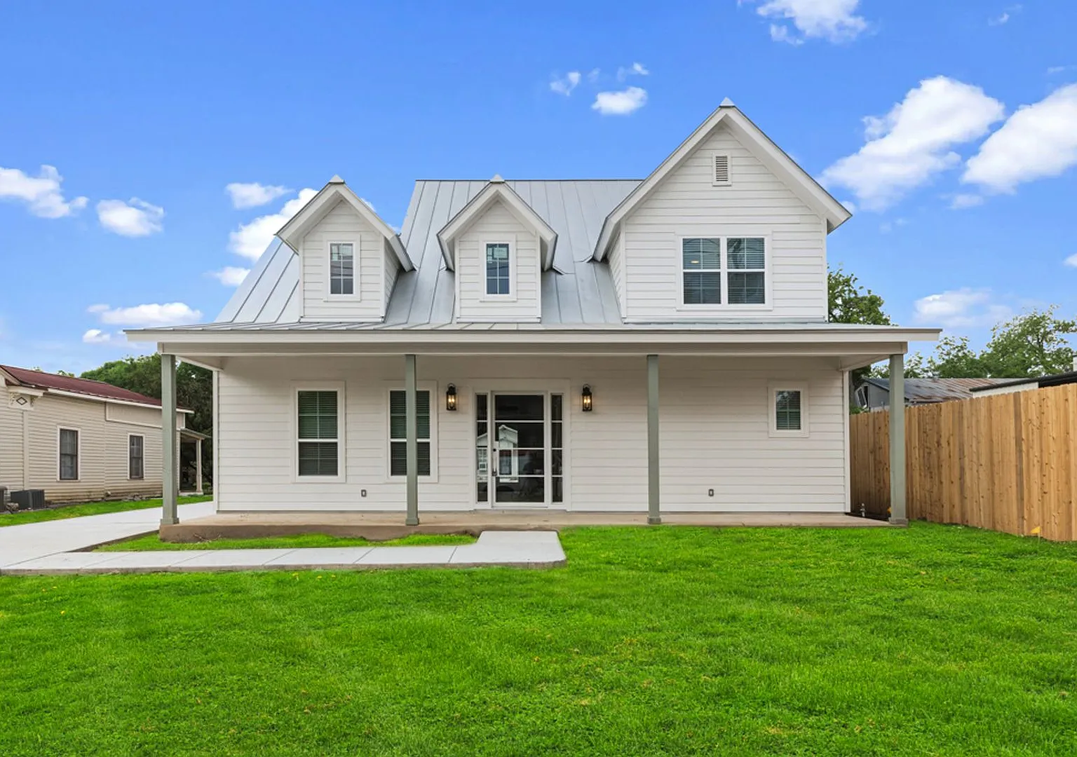 Stunning Custom-Built Home in the Heart of Downtown New Braunfels — Photo 1