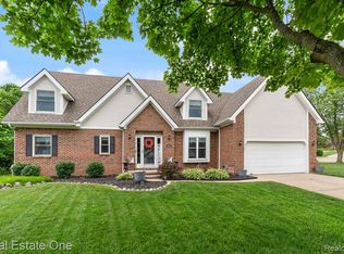 1043 Ridgeview Cir, Lake Orion, MI 48362