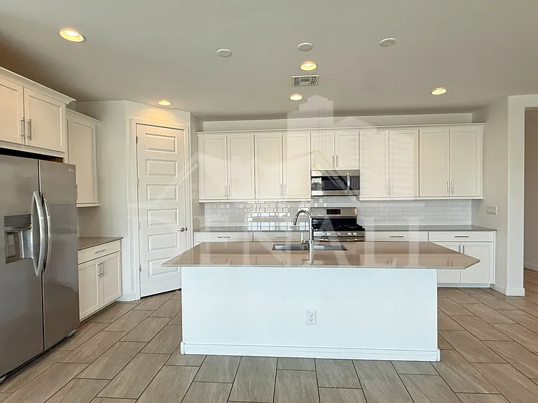 1636 W Estes Way — Photo 11