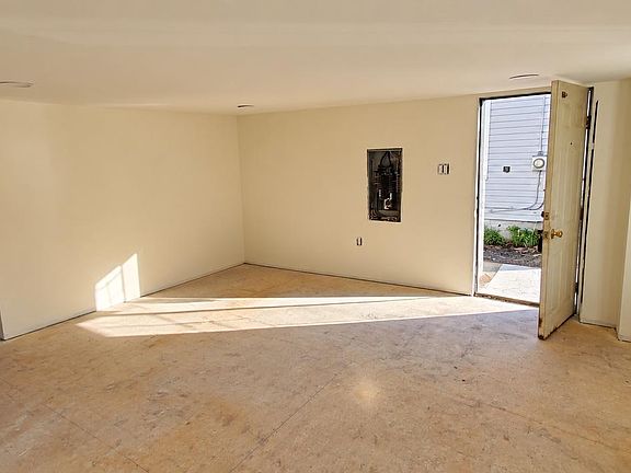 4th image of 122 N High St