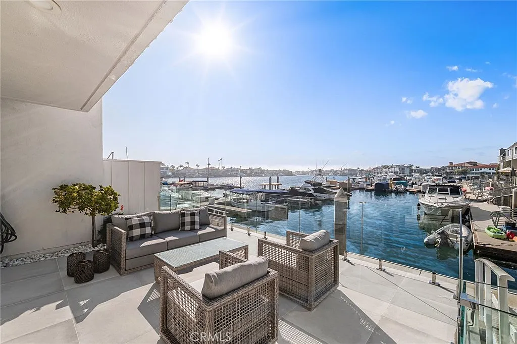 2 bed, 2.5 bath, 1500 sqft, $6,500 — Photo 2