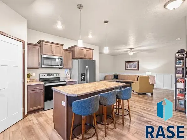 107 E Countryside Ave, Lennox, SD 57039