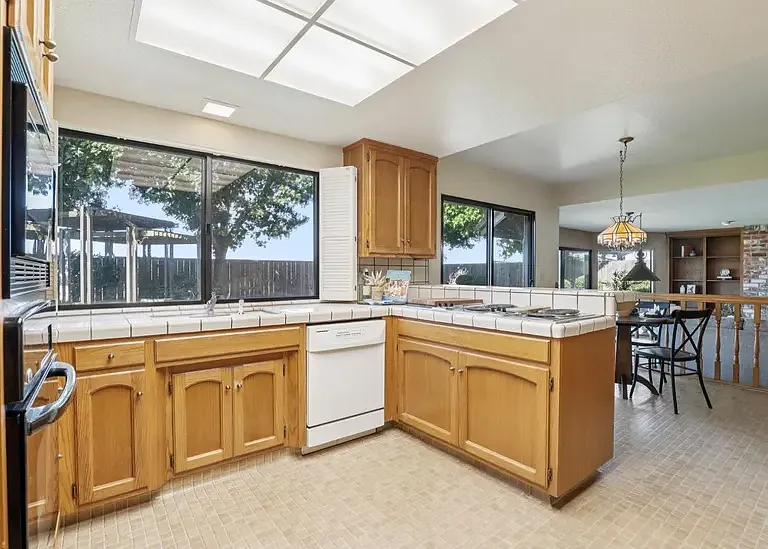 1112 Schauer Ct — Photo 36