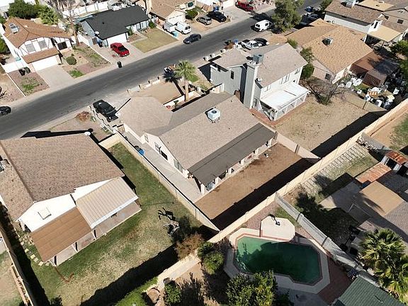 4th image of 8813 W Wilshire Dr