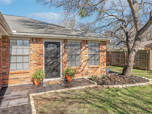 2nd image of 915 San Saba Dr