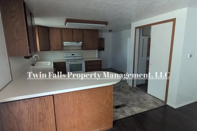3073 Vickie Ln — Photo 10