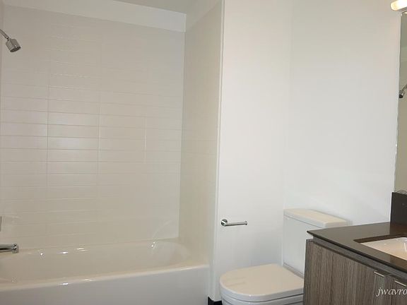 3rd image of 45 Bartlett St Unit 810