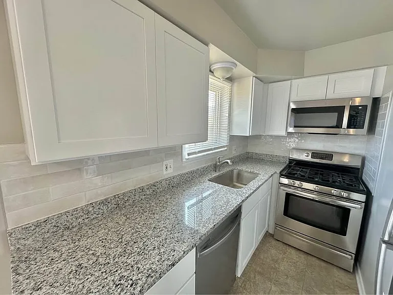 23121 Hoffman St — Photo 9