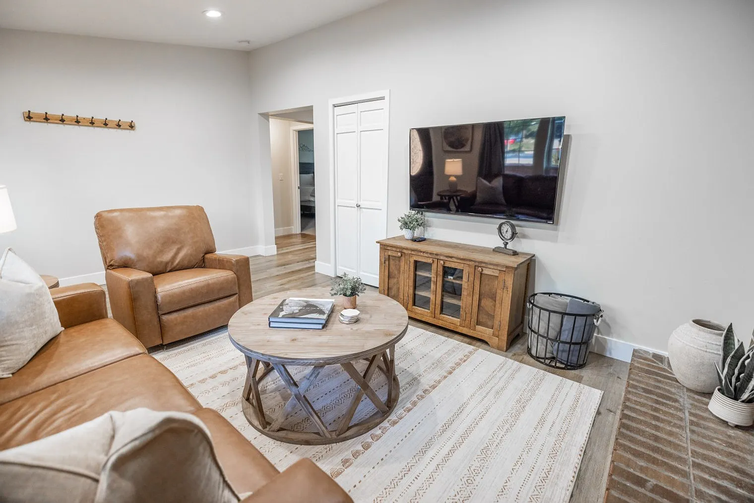 3 bed, 2.0 bath, 2055 sqft, $5,231 — Photo 3