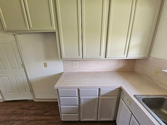 4th image of 3609 Bowling Ln