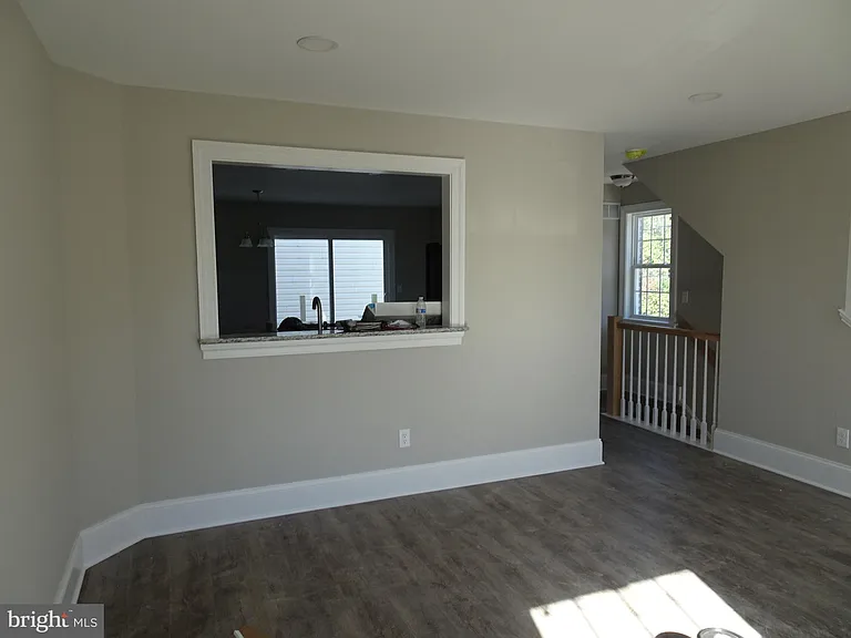 208 W 9th St — Photo 8