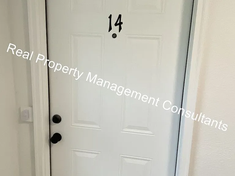 904 Twin Oaks Ter — Photo 2