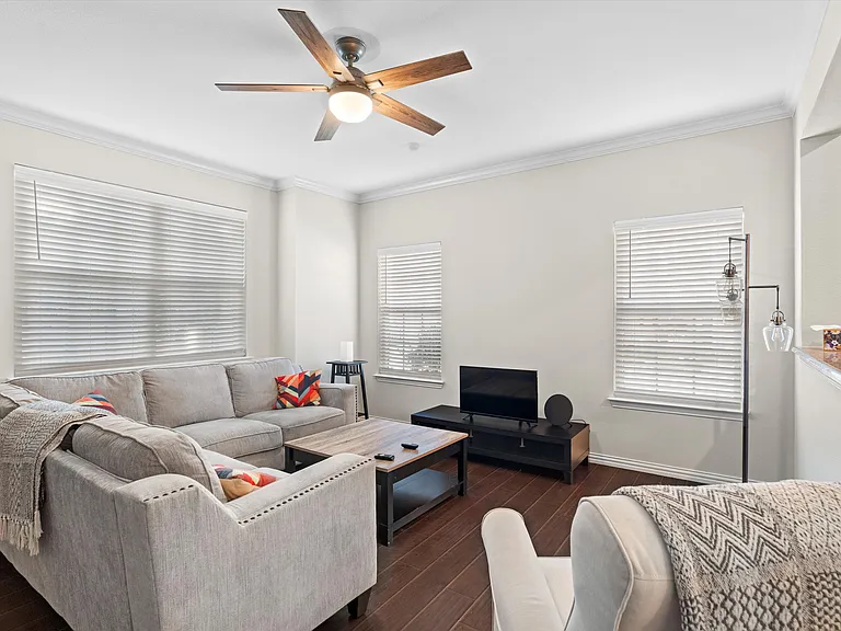 6900 Carrington Ln — Photo 6