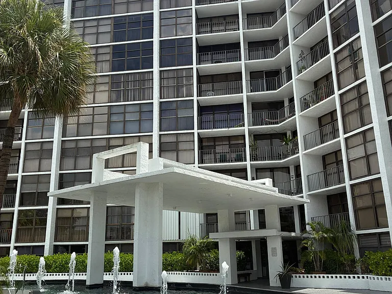 400 Leslie Dr #502 — Photo 3