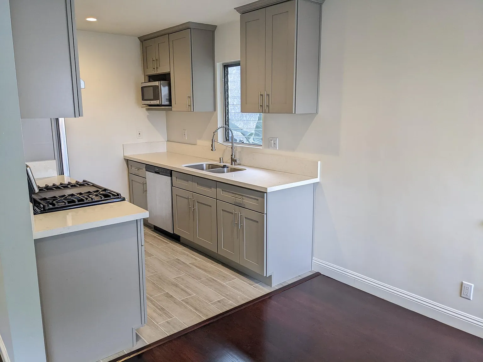 1028 E 3rd St — Photo 3