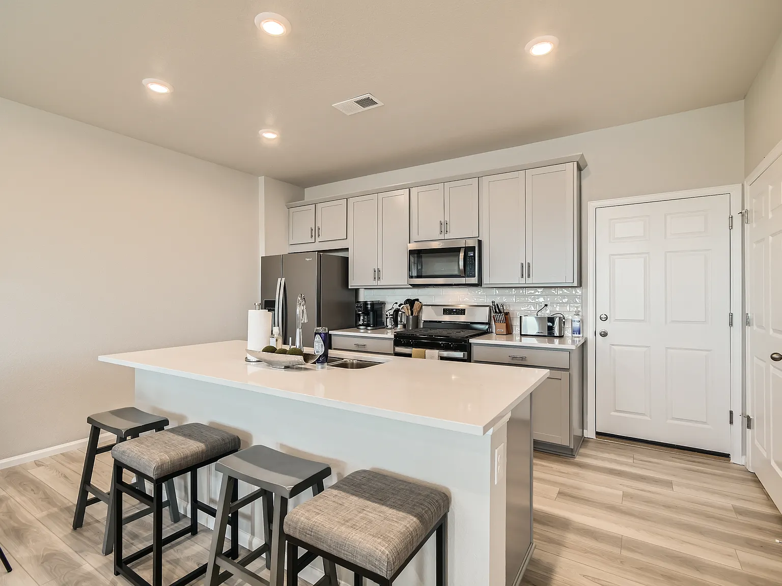 3 bed, 2.5 bath, 1680 sqft, $4,500 — Photo 4