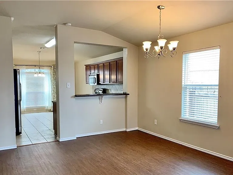 2103 Scott Dr — Photo 3