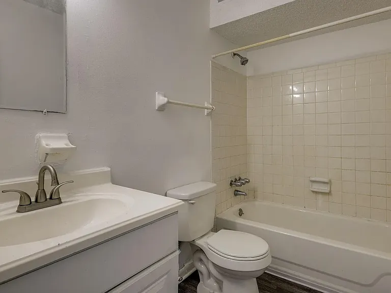 2326 Oak Ct — Photo 2