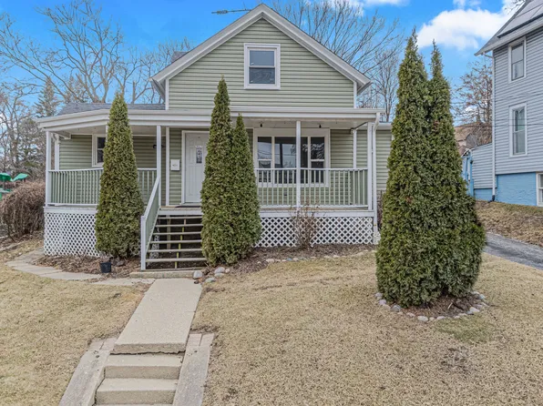 643 Wing St, Elgin, IL 60123