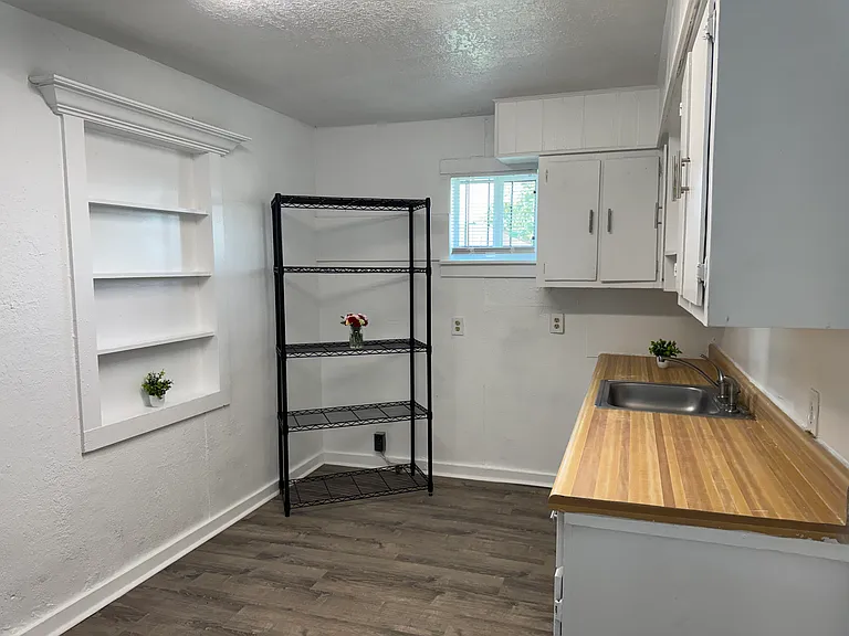 1115 Elgin St — Photo 6