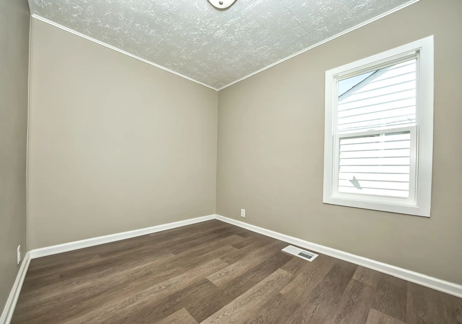 Recently renovated 3 Bed 2 Bath Home located in Center Township! — Photo 4