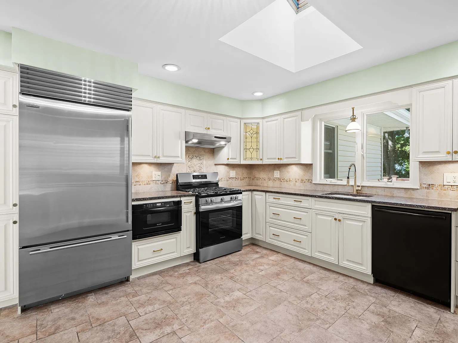 3 bed, 2.5 bath, 2216 sqft, $5,950 — Photo 4