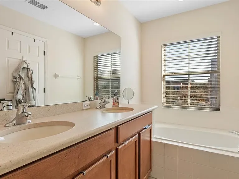 2817 Shady Willow Ln — Photo 12