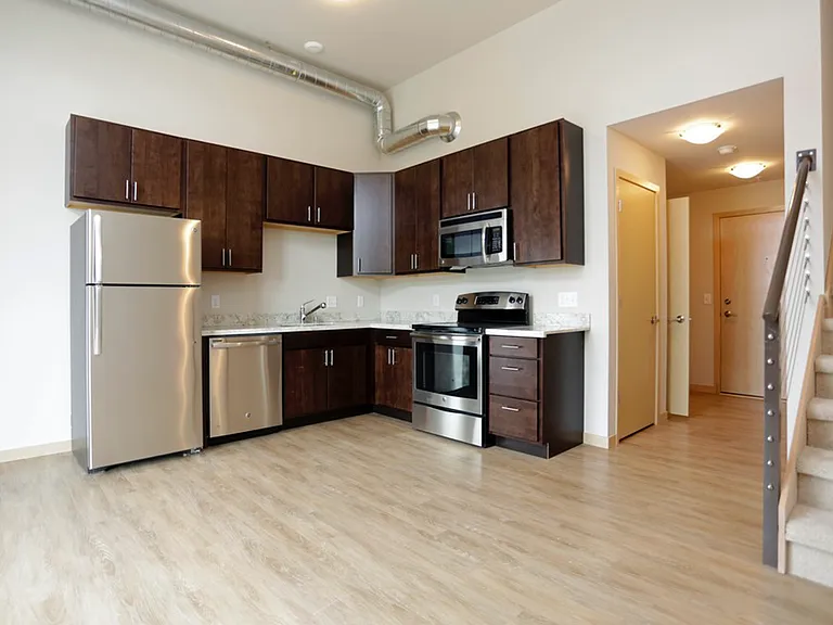 902 Drake St — Photo 43