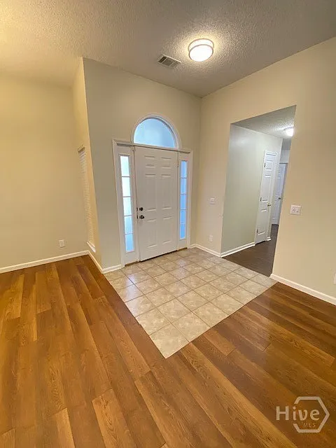 3 bed, 2.0 bath, 1968 sqft, $2,150 — Photo 3