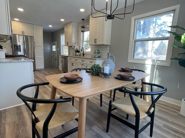 1285 Skillman Ave W, Roseville, MN 55113