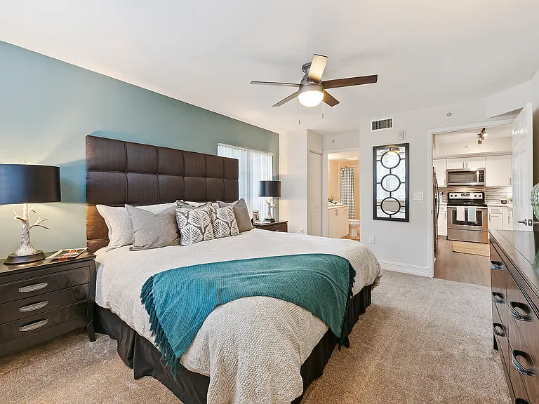 Crescent House Apartments — Photo 14