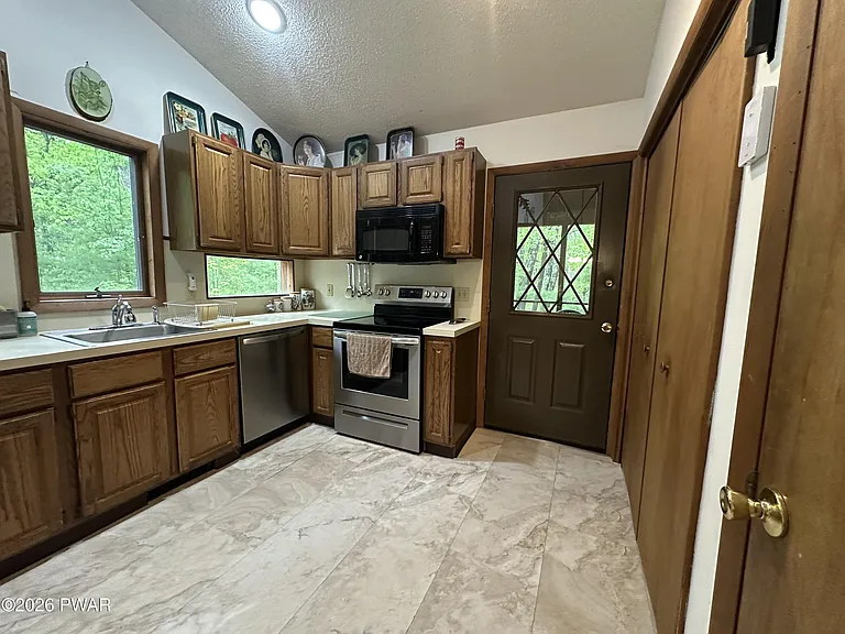 130 Lakeview Ter — Photo 10
