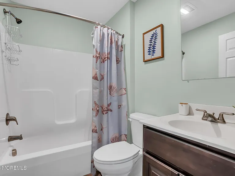 329 Franklin Ave — Photo 20