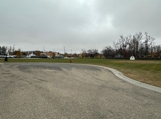 301 Mueller Dr, Hendricks, MN 56136