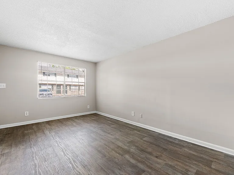 Country Club Apartments — Photo 14