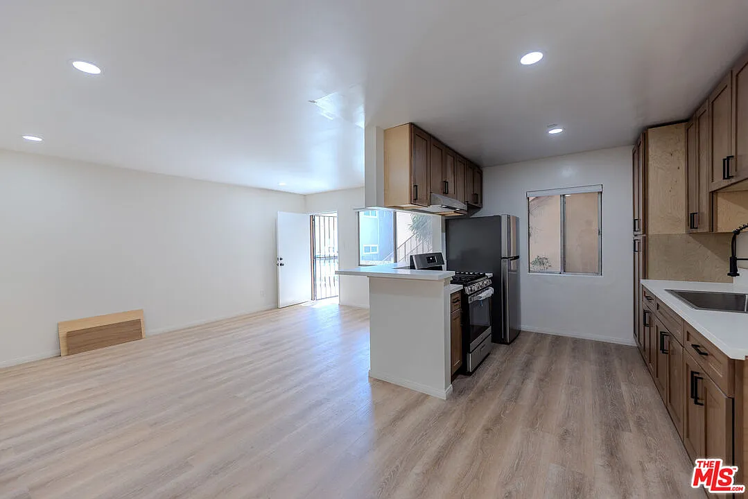 2 bed, 1.0 bath, 1000 sqft, $2,950 — Photo 4