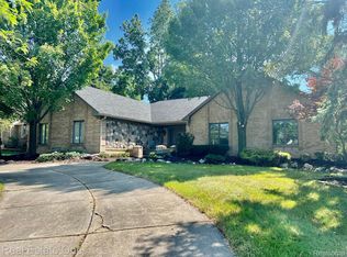 6859 Ravines Cir, West Bloomfield, MI 48322
