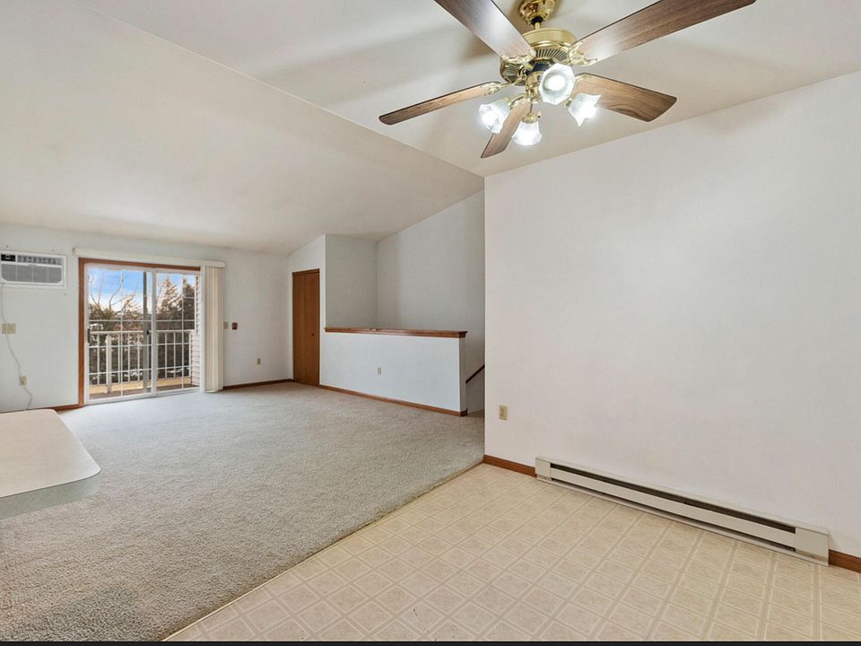 Living room/dining area