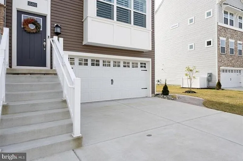4 bed, 3.5 bath, 2371 sqft, $2,700 — Photo 2