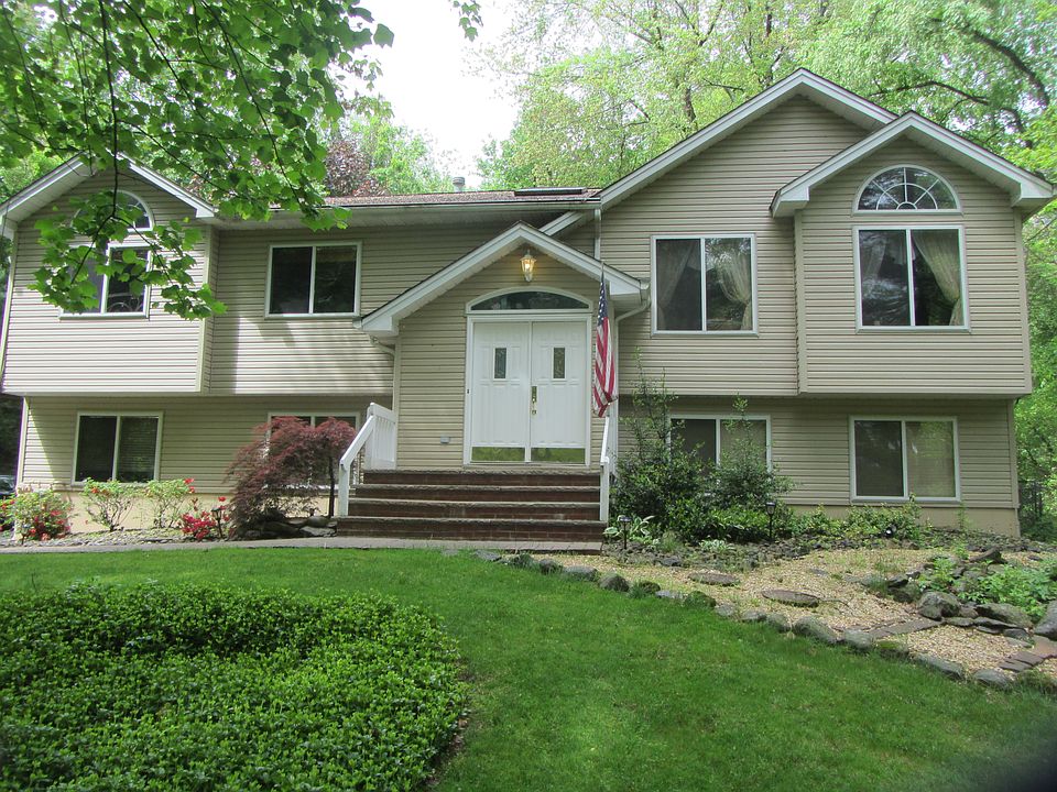 1st image of 6 Eileen Ave