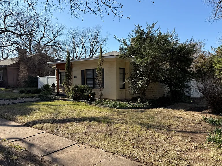 856 Highland Ave — Photo 3