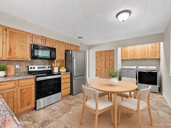 3rd image of 803 4th Ave SW