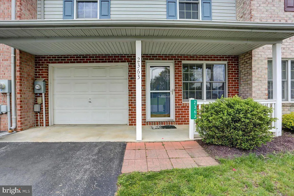 3 bed, 2.5 bath, 1680 sqft, $1,795 — Photo 1