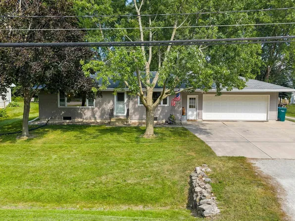 1900 N Olde Casaloma Dr, Appleton, WI 54913
