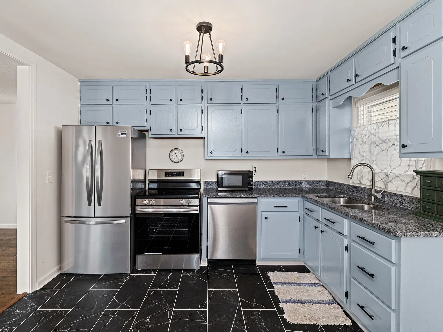 3 bed, 1376 sqft, $1,500 — Photo 3