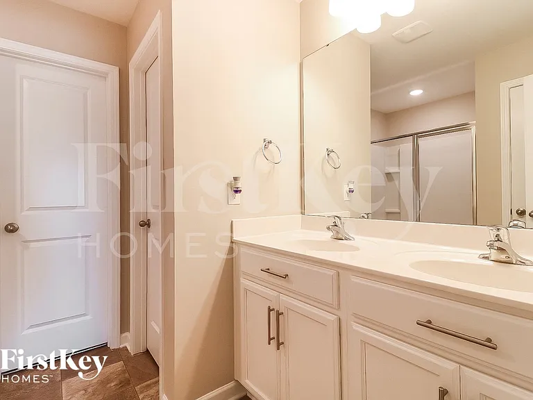 310 Sawyer Ln — Photo 13