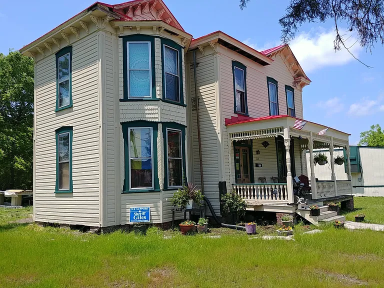 Front porch part of rental.
Front door leads upstairs.
