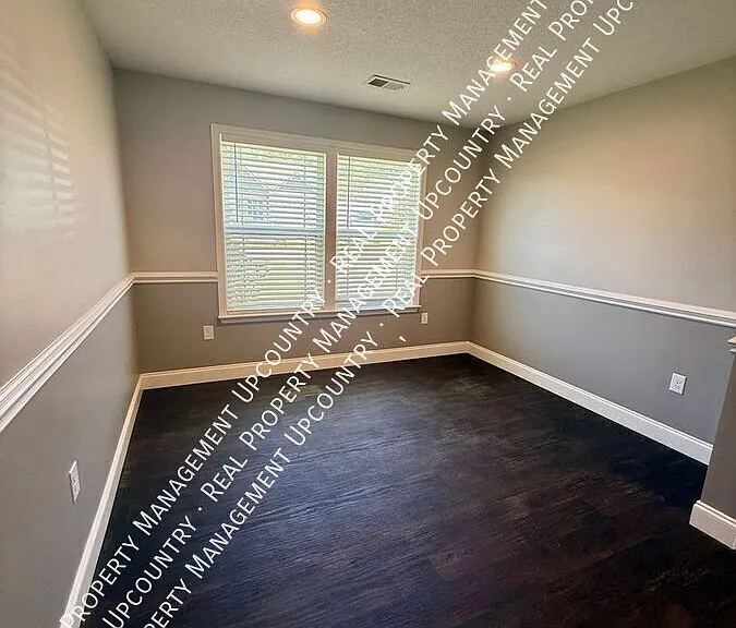 747 Shelburne Ln — Photo 2