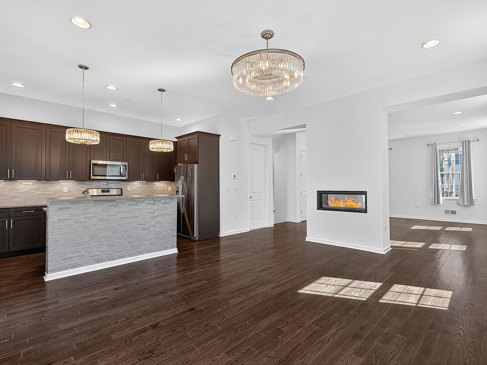1st image of 60 Roosevelt Dr